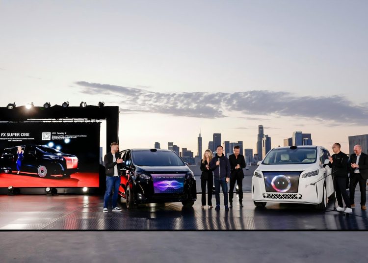 فاراداي إكس تكشف عن منتجين عالميين رائدين مع هيكل تكنولوجي تحولي — سيارة إف إكس سوبر ون متعددة الأغراض الذكية، ونظام إف إف سوبر إي أي آي ف.ا.س.ي، وهيكل وكيل الذكاء الاصطناعي المجسّد إف إف إي أي آي 6×4.